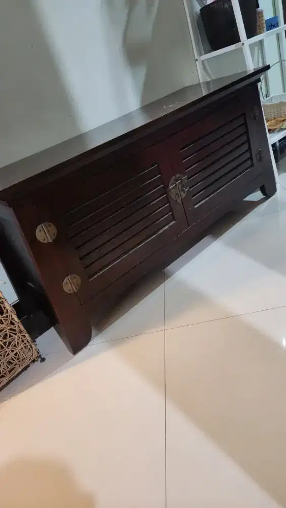 Lemari tivi kayu jati