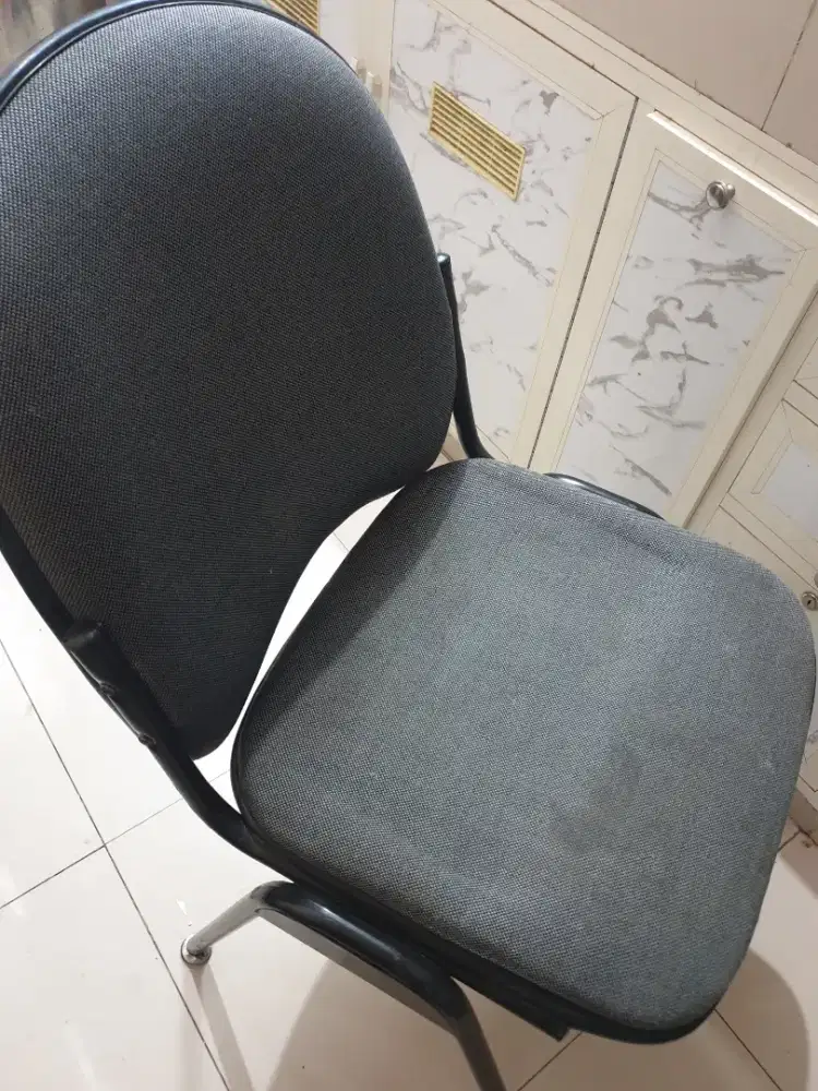 Kursi kaki besi tebal perbuah rp 60.000 ada 5 buah