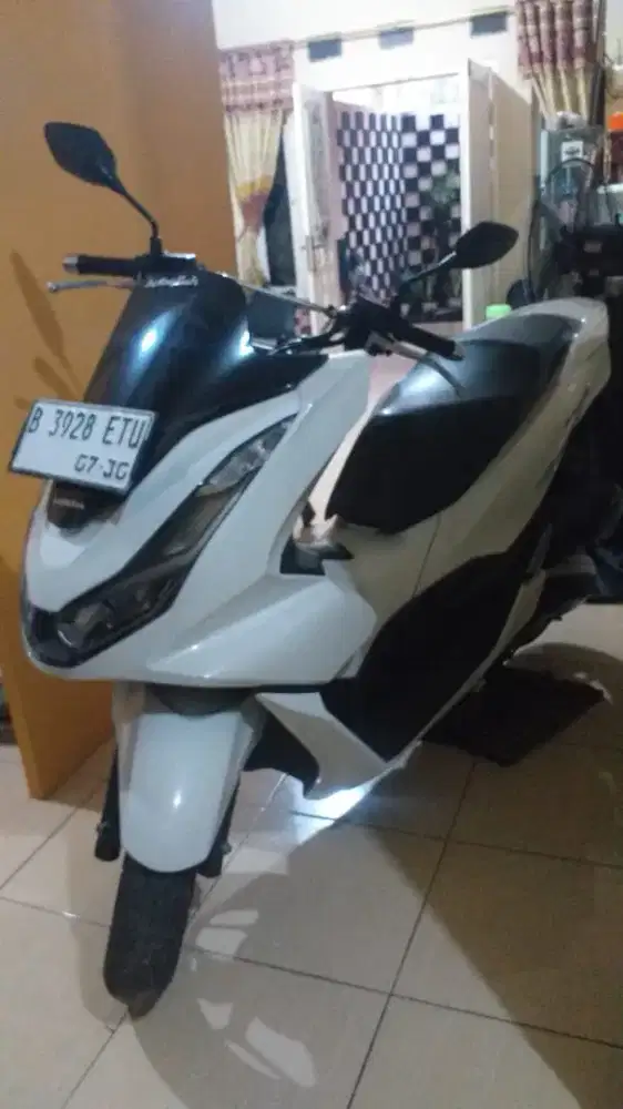 Honda PCX putih 2022