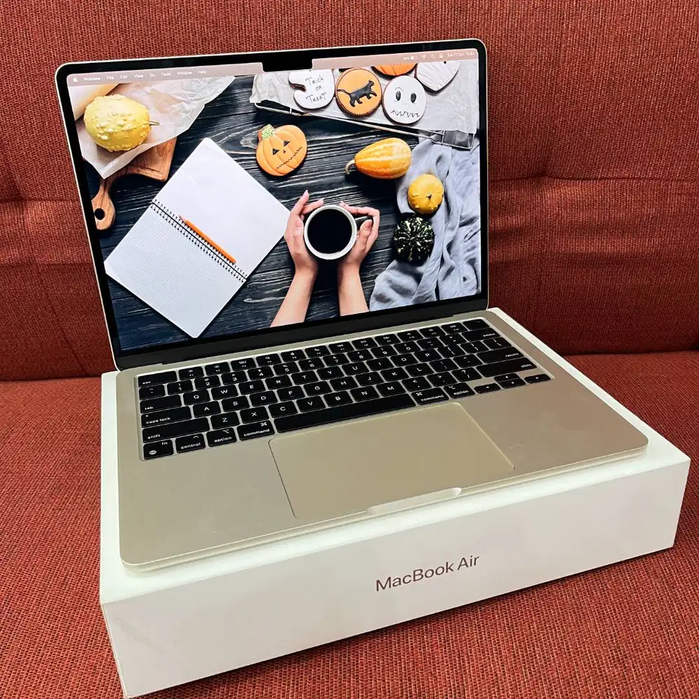 MacBook Air 13 inch 2024 M3 8/256GB Fullset resmi Starlight