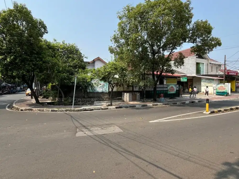 MURAH! 15,4 jt/m. Rumah hoek jalan sangat besar di Rawamangun