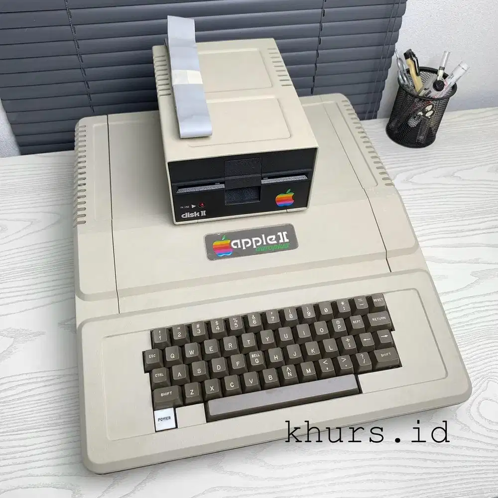 apple II computer 1978 with apple disk II 1978 - macintosh