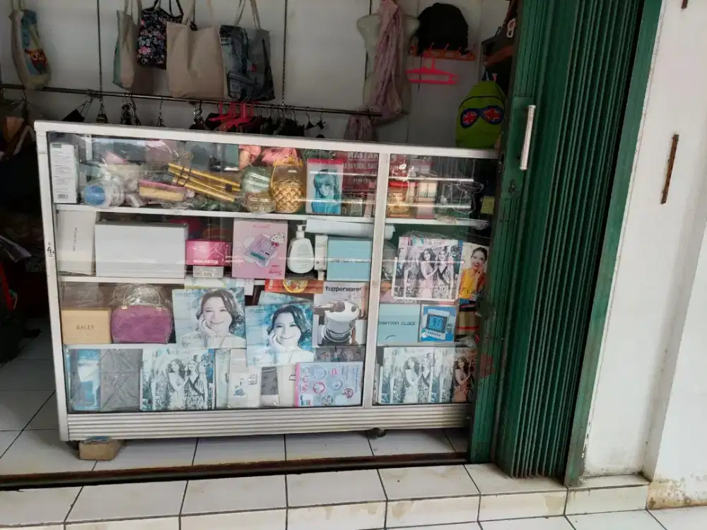 Kaca etalase bekas konsisi bagus