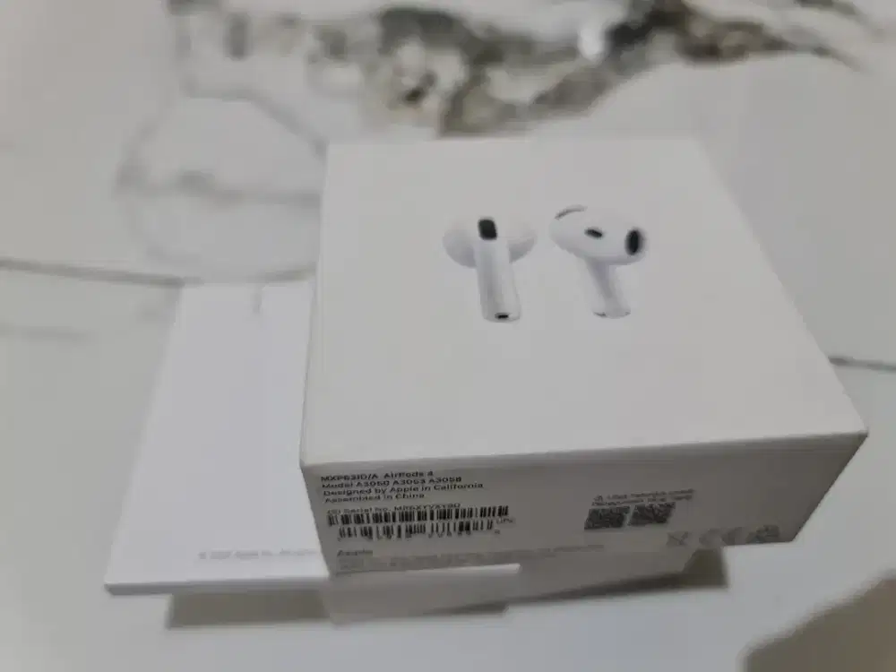 Air Pods 4 Gress Like New