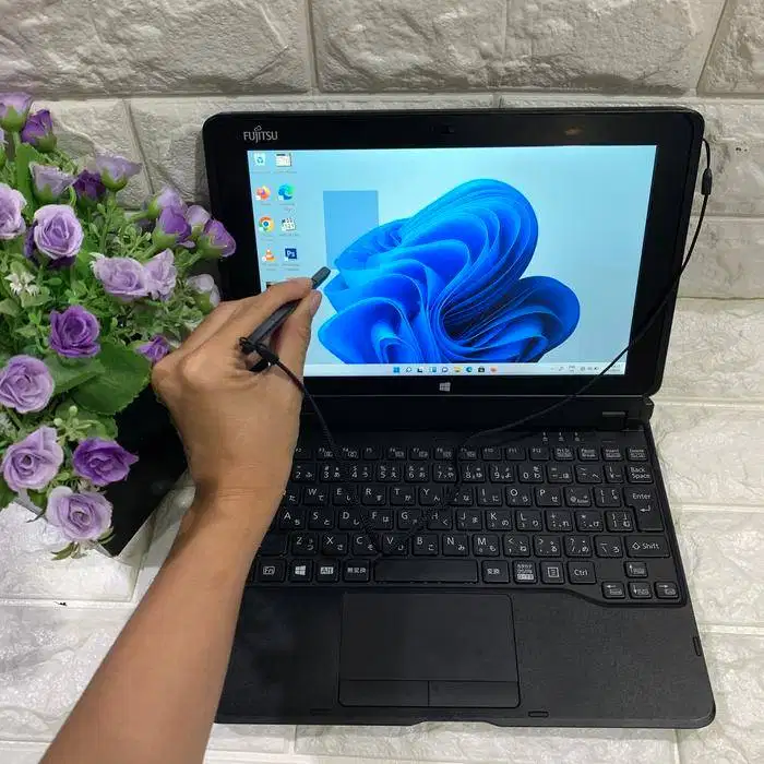 Laptop Tablet 2in1 Fujitsu Q506 Atom x5 -5800 Touchscreenn N-RTV