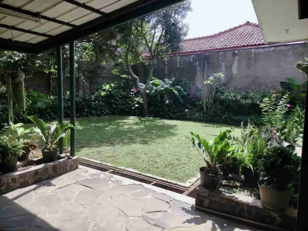 Disewakan rumah besar nan luas sayap Setiabudi Bandung dekat kampus UPI Bandung