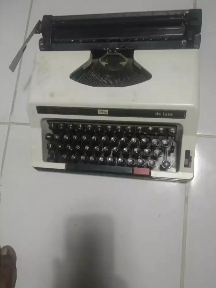 Mesin tik merk deluxe