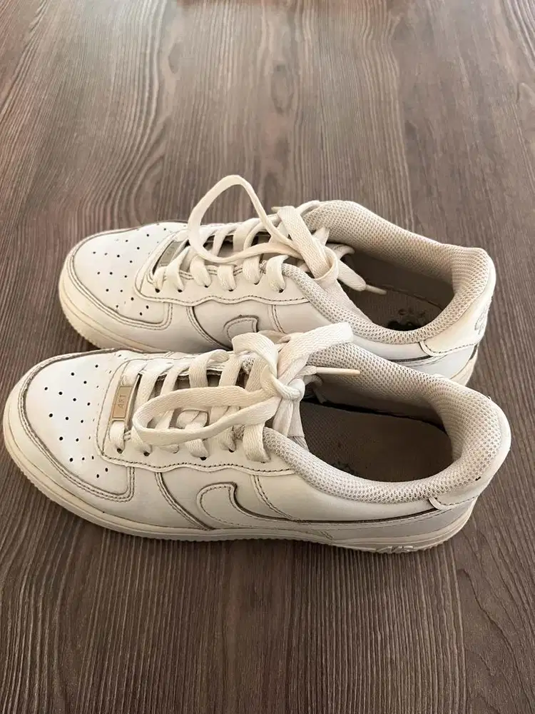 Nike Air Force 1 Low warna putih klasik ukuran 36.