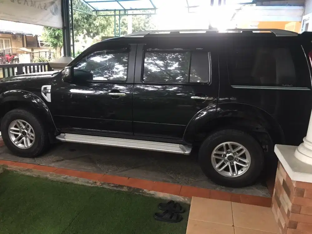 Ford Everest 4x2 XLT TDCI 2.5 AT 2012 Black Metalic.