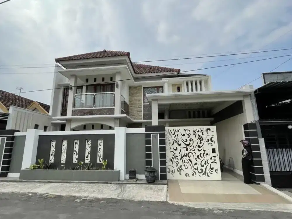 Rumah Mewah Bunga Bunga Dekat Suhat Kota Malang