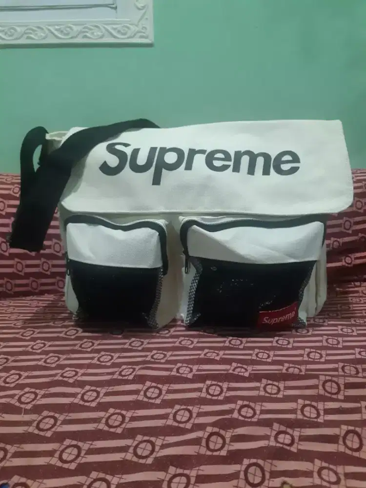 Messenger bag/tas slempang kerja/kuliah ala supreme prel tjap karoeng