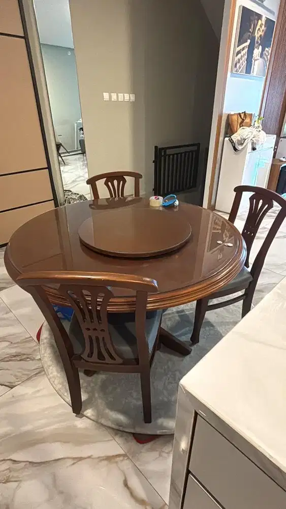 Meja makan Bulat Kayu dan Kursinya