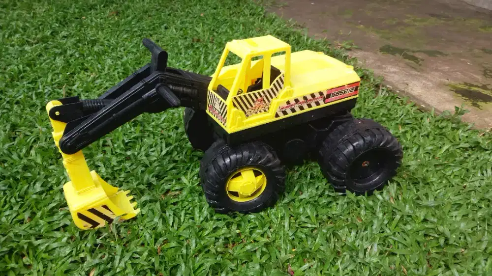 Mainan excavator jumbo bisa dinaiki dan dijalankan