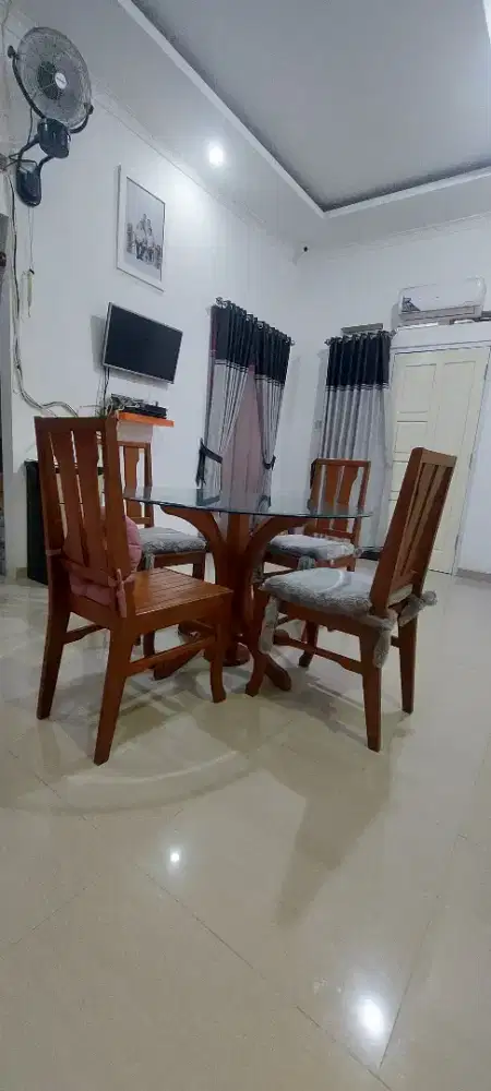 Meja Makan Kaca Bundar JATI