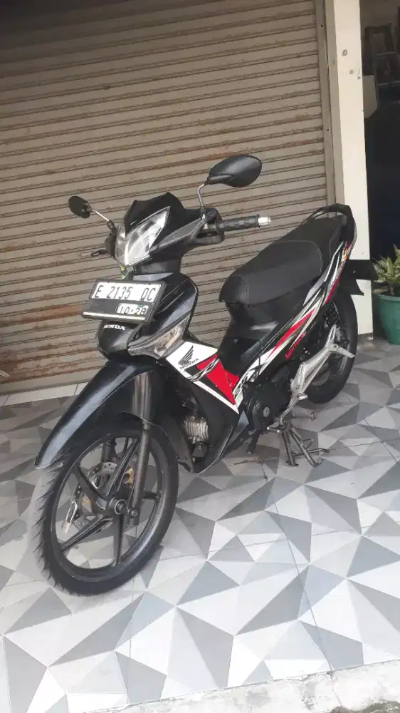 HONDA SUPRA X BATMAN DD 125 2013 KARBU LGKP PJK IDUP KLG ON PLAT JWBRT