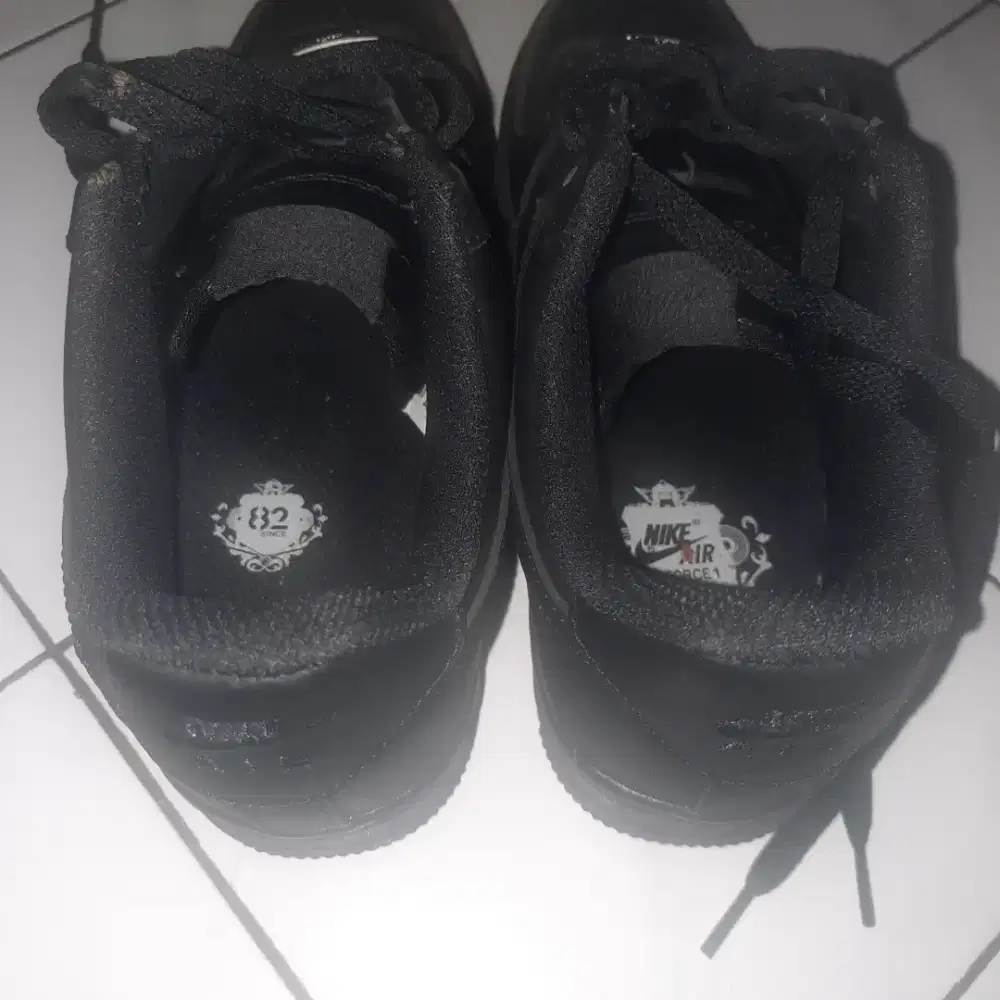 : Nike
Model : Air Force 1
Color : All Black
