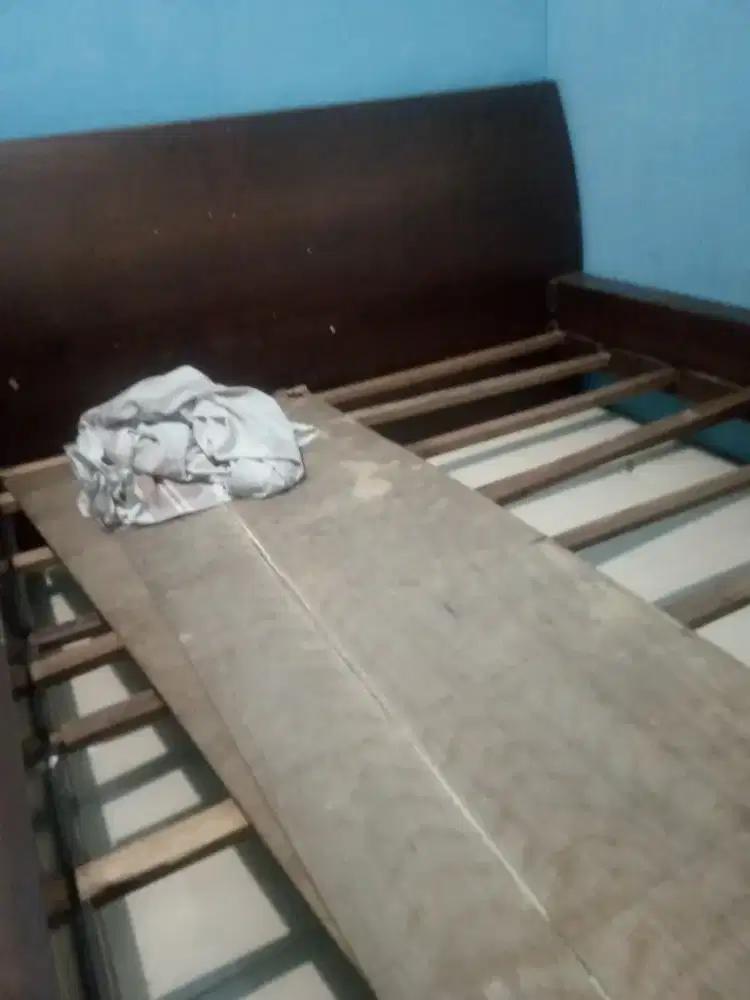 Dipan kayu jati