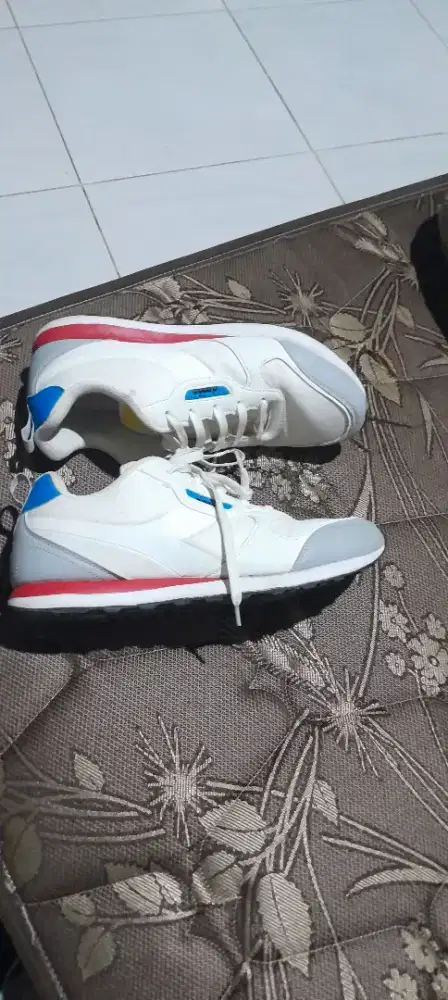 Sepatu merk Diadora bekas berkualitas