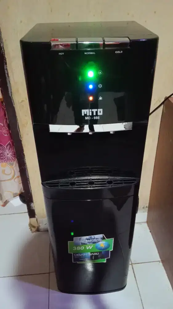 di jual dispenser
merek mito
galon di bawah 
bisa air dingin,