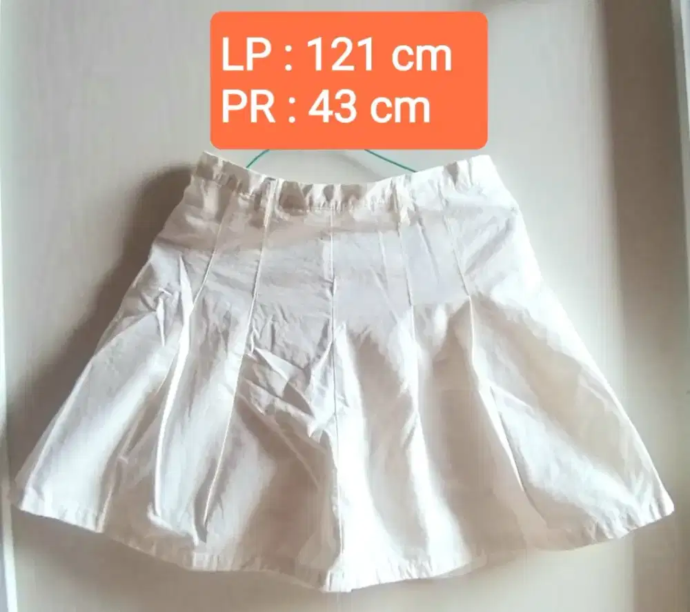 ROK PENDEK PUTIH