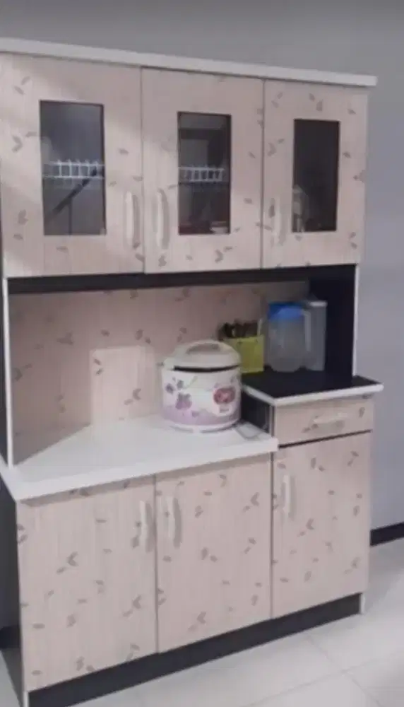 Tukang mebel harian