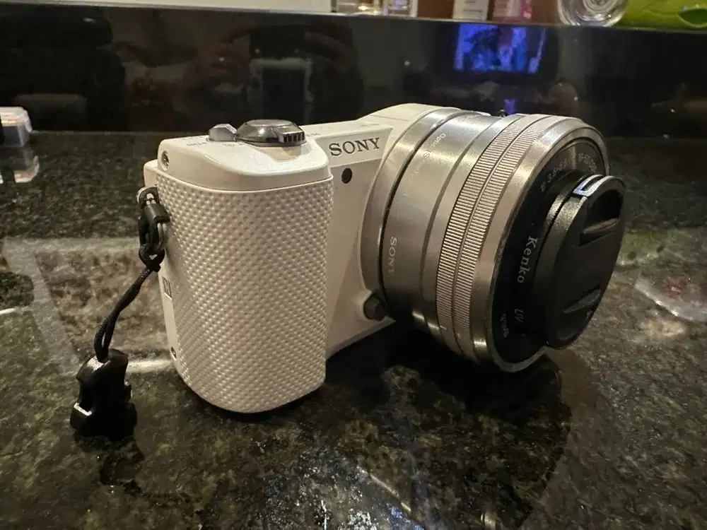 Dijual Mirrorless Sony Alpha A5000 + Lensa 16-50 (Putih)