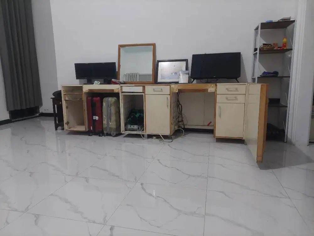 Meja kantor panjang dan lebar