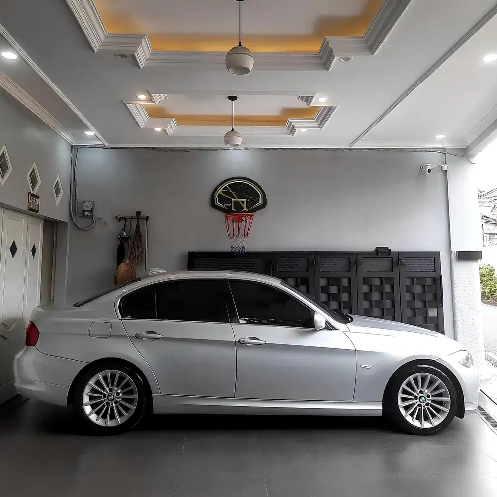 BMW 320i 2011 Bensin