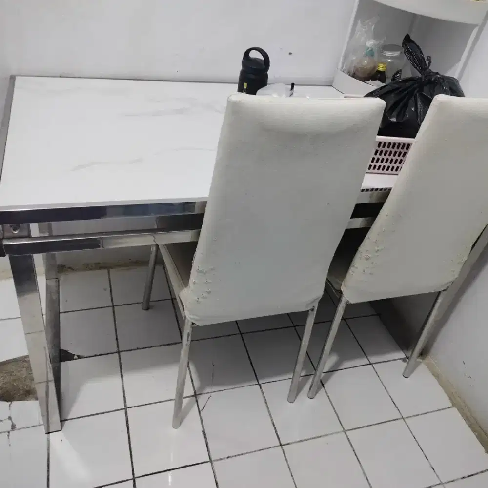 Meja makan kursi 4.