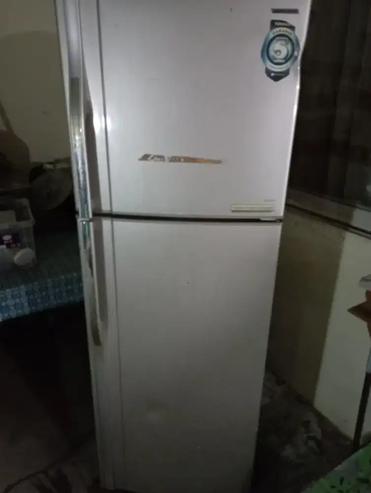 Kulkas toshiba 2 pintu