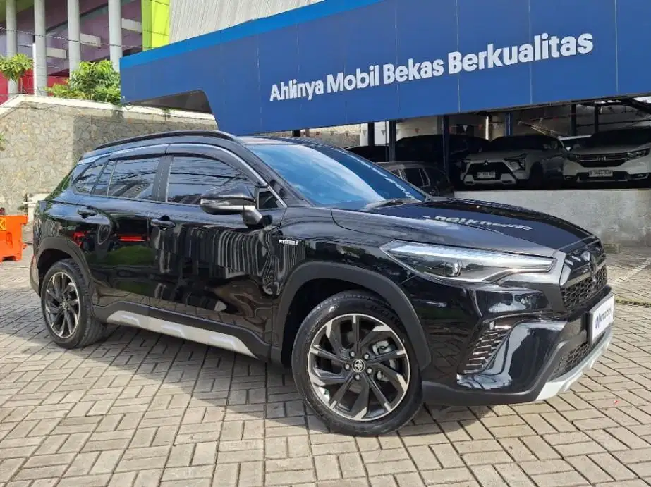 DP MURAH Toyota Corolla 1.8 Cross Hybrid GR Bensin-AT 2023 Hitam CEZPB
