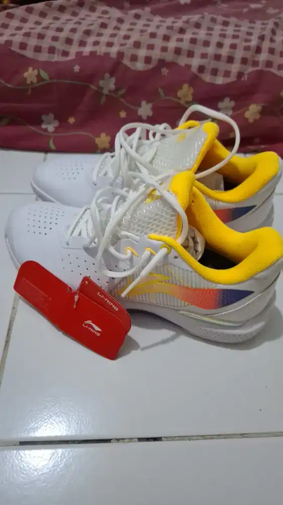 Sepatu lining badminton ( ori )