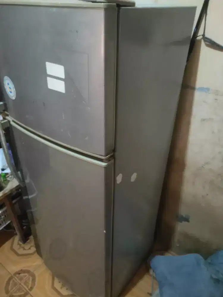Jual aja santai kulkas 2 pintu merk Sharp nominus masih layak pakai.