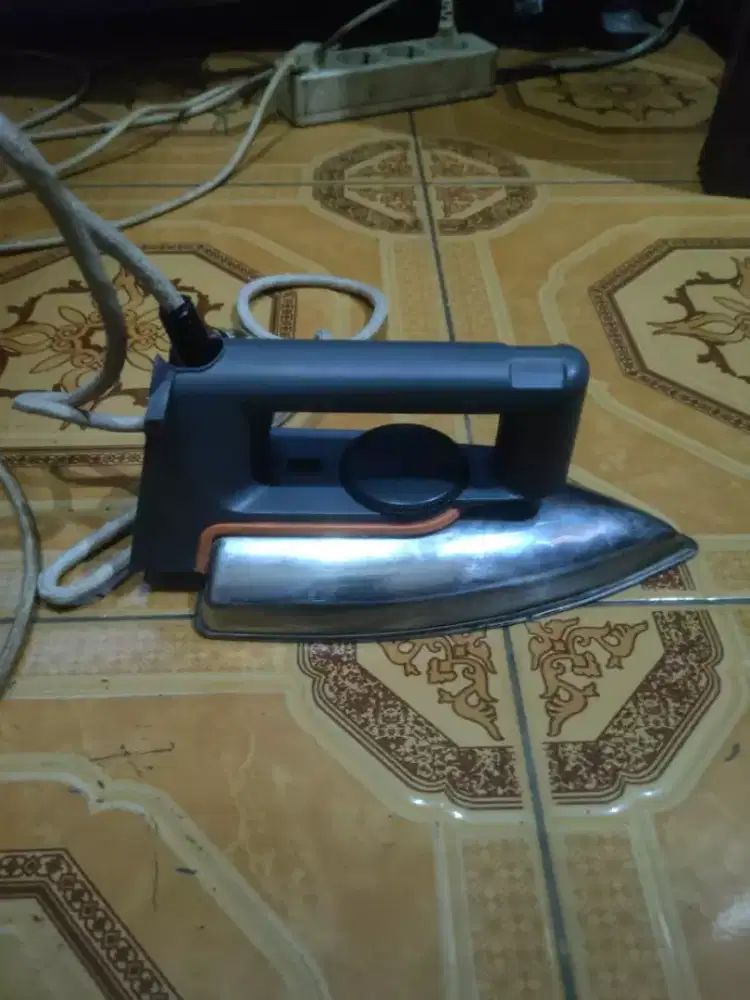 Jual aja santai setrika listrik merk Maspion masih layak pakai.Normal.
