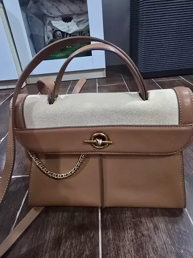 Preloved  TAS PU LEAThER ORI CHarles Keith