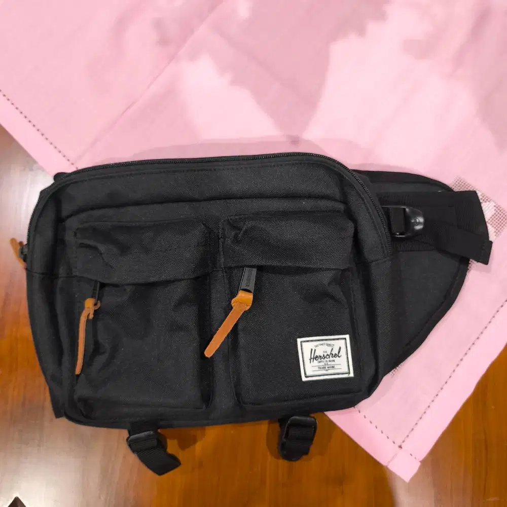 Waist Bag Herschel Eighteen Warna Hitam