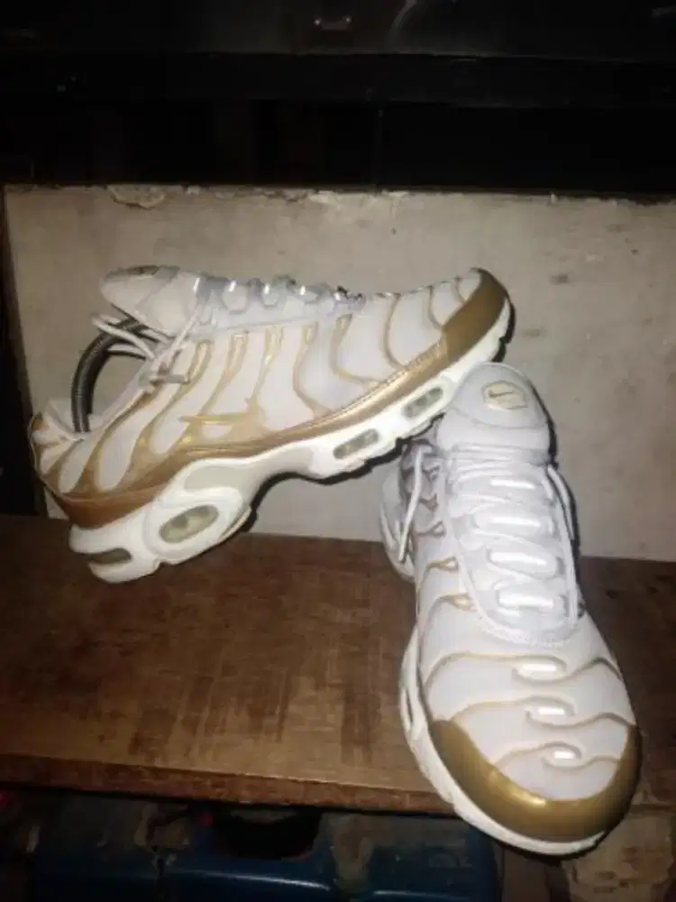 Nike air max plus white gold