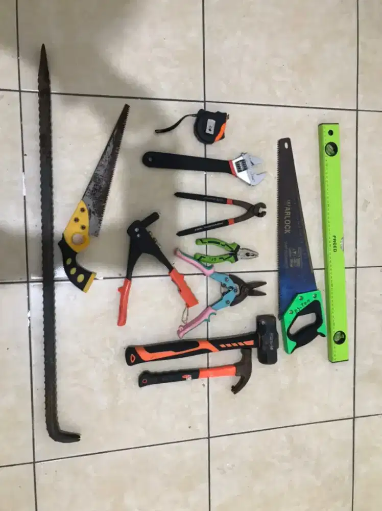 Jual set peralatan dan perlengkapan pertukangan: item sesuai deskripsi