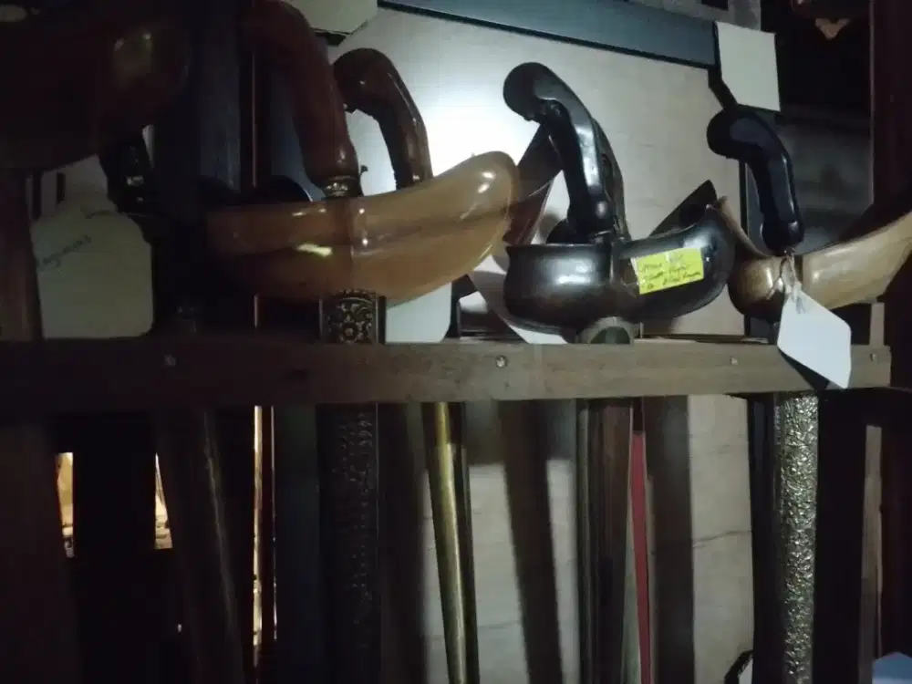 KERIS SEDANG MENCARI TUANNYA