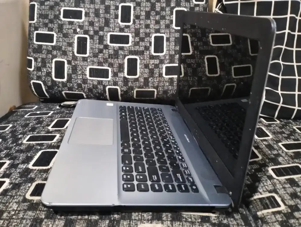 Asus x441u core i3 GEN 7 RAM 8 GB SSD 240+HDD 500 siap kerja