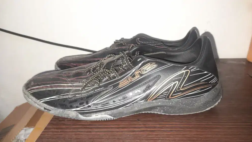 Di jual cepat 2 pasang sepatu (futsal&football)