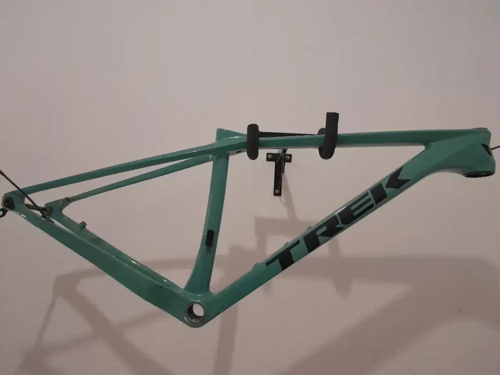 Frame sepeda MTB basic dominate cxc karbon repainting