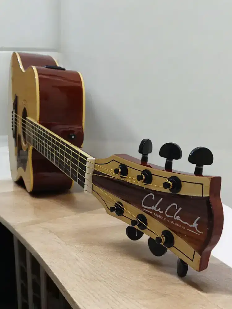 Gitar akustik elektrik cole clark