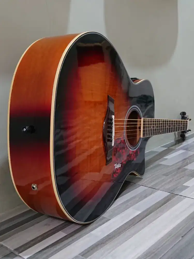 Gitar akustik elektrik taylor