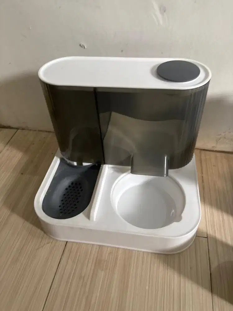 Tempat makan dan litter box kucing