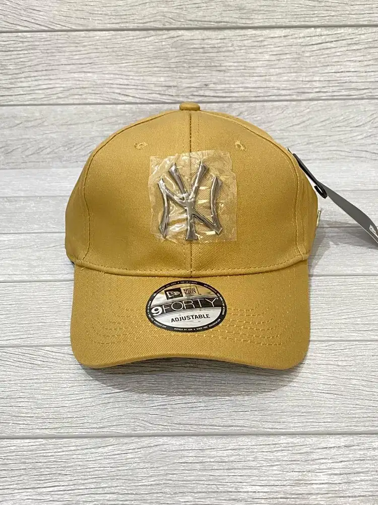 Topi new era coklat