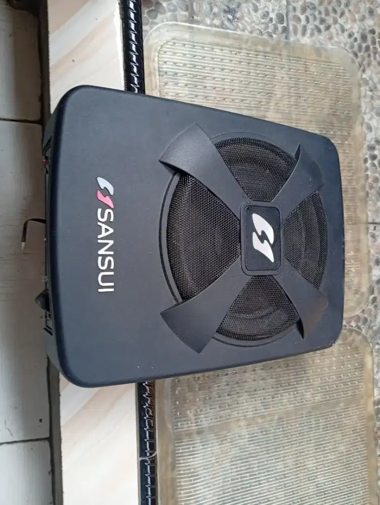Audio subwoofer kolong jok mobil
