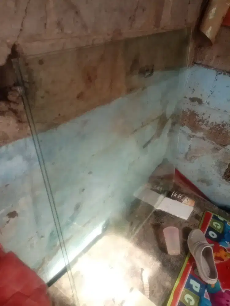 Kaca tebal 5mm ada 2 lembar