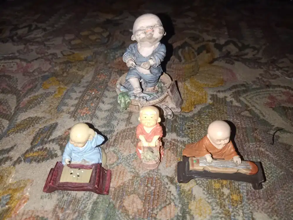 Koleksi figurine lawasan