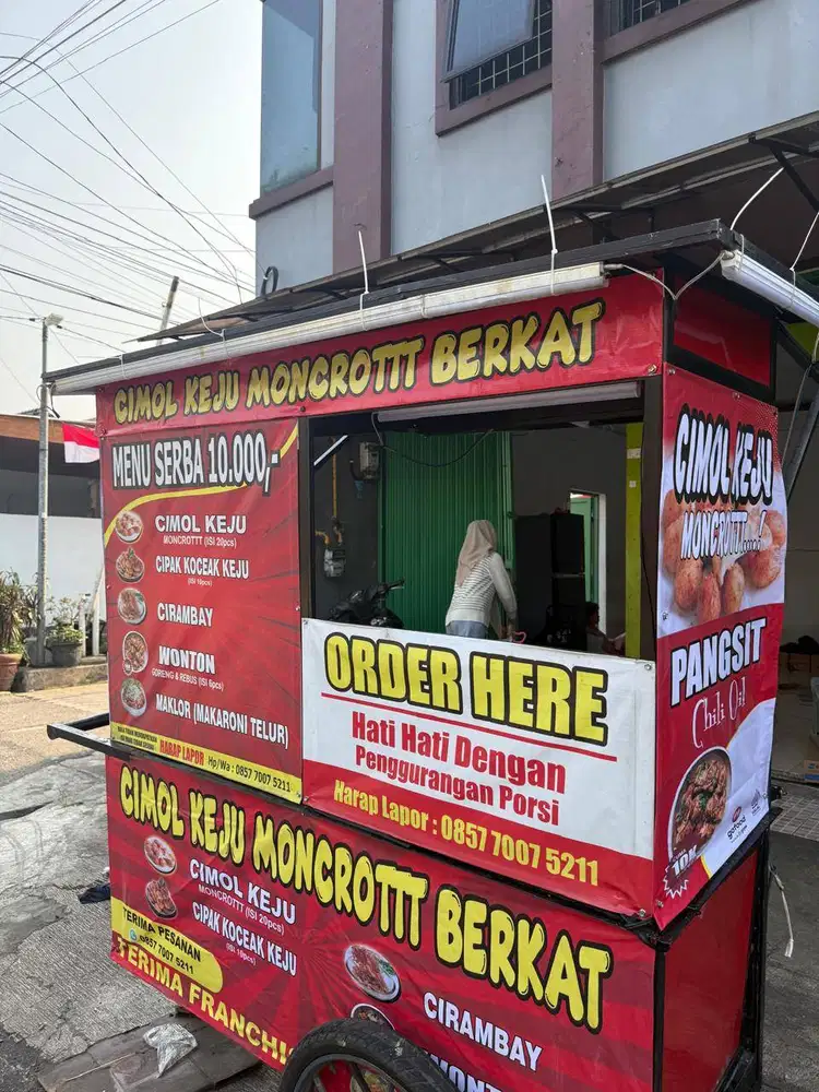 PENJAGA STAND MAKANAN